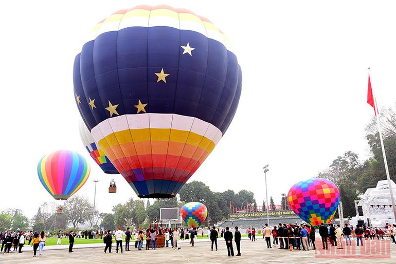 Lễ hội khinh khí cầu thu hút đông đảo du khách đến tham quan và trải nghiệm. Khai mạc Lễ hội Khinh khí cầu quốc tế lần thứ I năm 2022 tại Tuyên Quang -0