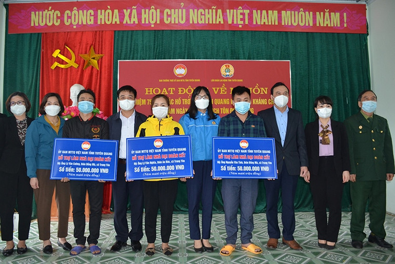 Lãnh đạo Ủy ban MTTQ tỉnh Tuyên Quang và Liên đoàn Lao động tỉnh Tuyên Quang trao tiền hỗ trợ làm nhà cho các hộ nghèo trên địa bàn xã Trung Yên (Sơn Dương, Tuyên Quang). Dâng hương tưởng niệm cố Chủ tịch Tôn Đức Thắng -0