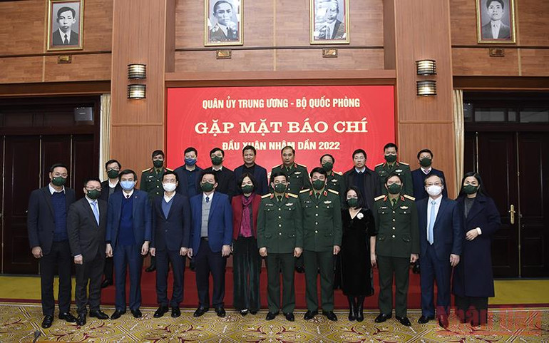Đại diện lãnh đạo các cơ quan chỉ đạo, cơ quan quản lý, cơ quan báo chí Trung ương chụp ảnh với lãnh đạo Bộ Quốc phòng, Tổng cục Chính trị Quân đội nhân dân Việt Nam. (Ảnh: Tuấn Huy) Nâng cao hiệu quả phối hợp tuyên truyền nhiệm vụ quân sự, quốc phòng -0