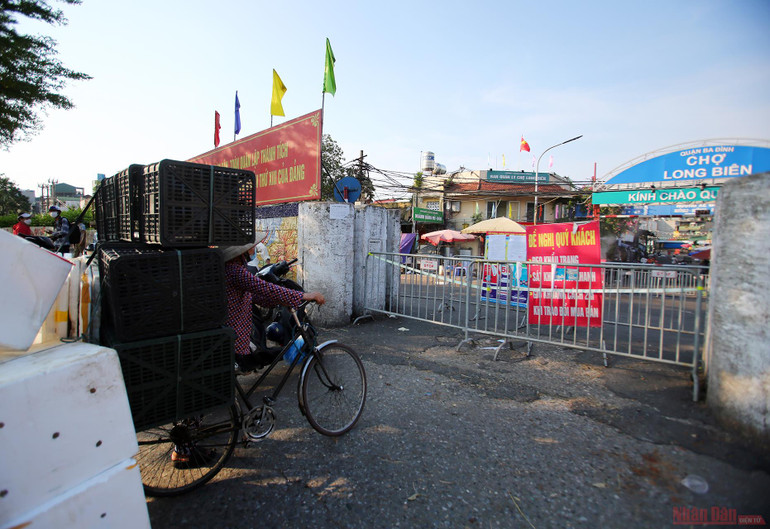 Phong tỏa toàn bộ chợ Long Biên sau khi phát hiện thêm ca F0 -5