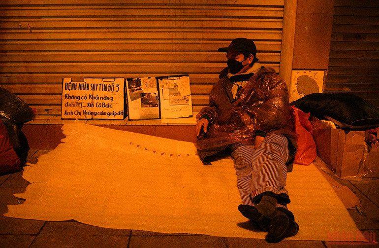 Hà Nội: Người lao động và người vô gia cư căng mình chống chọi với giá rét -0