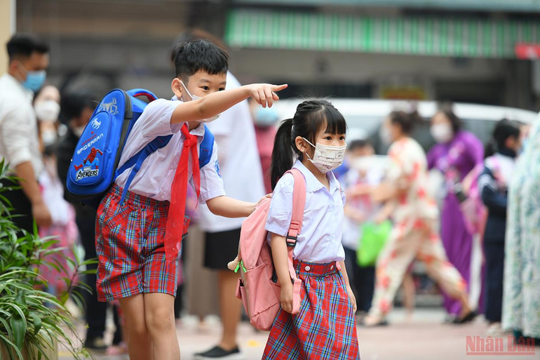 Những khoảnh khắc ngộ nghĩnh, đáng yêu của các con ngày đầu đến trường -0