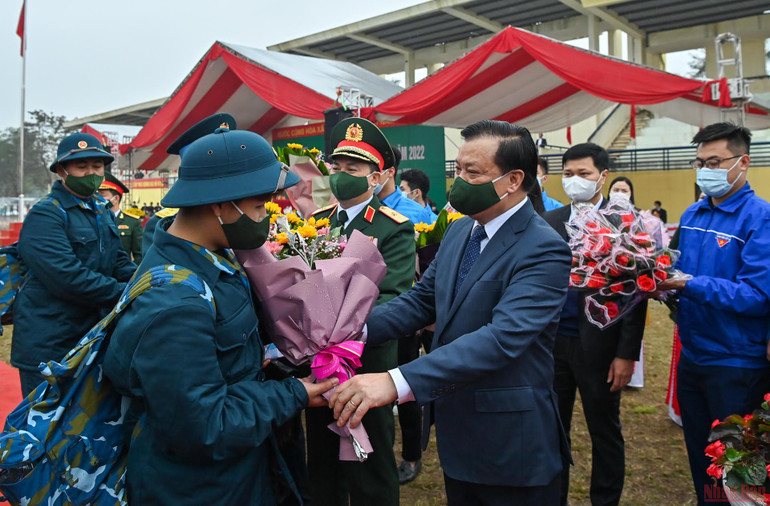 Bí thư Thành uỷ Đinh Tiến Dũng thăm hỏi, động viên các tân binh huyện Đông Anh trước giờ lên đường nhập ngũ. (Ảnh: Duy Linh) 30 quận huyện, thị xã Hà Nội tổ chức lễ giao nhận quân năm 2022 -0