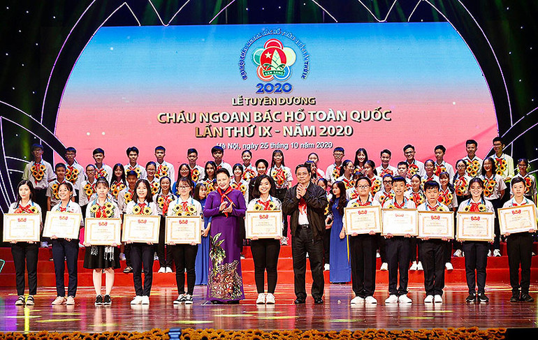 Chủ tịch Quốc hội Nguyễn Thị Kim Ngân và Trưởng Ban Tổ chức T.Ư Phạm Minh Chính trao bằng khen tuyên dương các “Cháu ngoan Bác Hồ” tặng các đại biểu thiếu nhi. Đại hội