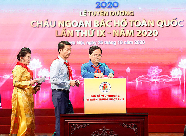Các đại biểu quyên góp ủng hộ đồng bào bị ảnh hưởng do thiên tai tại miền trung. Đại hội