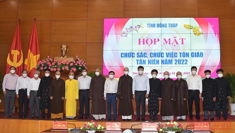 Lãnh đạo tỉnh chụp hình lưu niệm với các đại biểu. Các tôn giáo tích cực xây dựng quê hương đất sen hồng -0