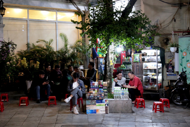 Phố đi bộ hồ Gươm vắng vẻ ngày đầu hoạt động trở lại -0