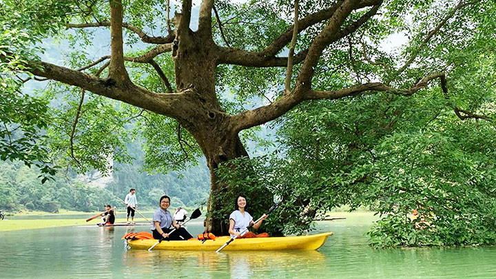 Du khách chèo thuyền kayak du ngoạn cảnh hồ. Lạc bước ở Đồng Lâm -0