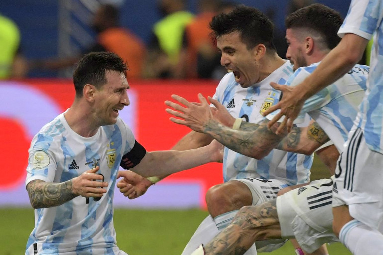 Nước mắt Messi đã rơi. Sau rất nhiều lần lỗi hẹn cùng vô số danh hiệu cá nhân ở cấp độ câu lạc bộ, rốt cuộc anh cũng đã lần đầu tiên cùng đội tuyển Argentina đăng quang ngôi vô địch một giải đấu lớn. (Ảnh: Copa America) Cận cảnh Messi cùng Argentina vô địch Copa America 2021 -0