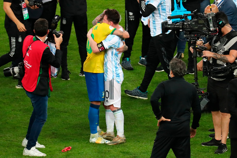 Hai ngôi sao trao nhau những cái ôm động viên sau trận chung kết. (Ảnh: Copa America) Cận cảnh Messi cùng Argentina vô địch Copa America 2021 -0