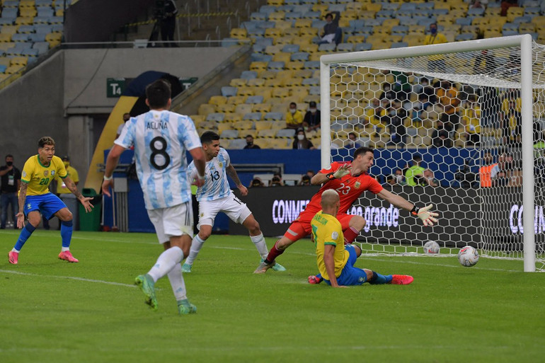 Brazil cũng đã đưa được bóng vào lưới Argentina từ pha dứt điểm của Richarlison nhưng bàn thắng bị từ chối do lỗi việt vị. (Ảnh: Copa America) Cận cảnh Messi cùng Argentina vô địch Copa America 2021 -0