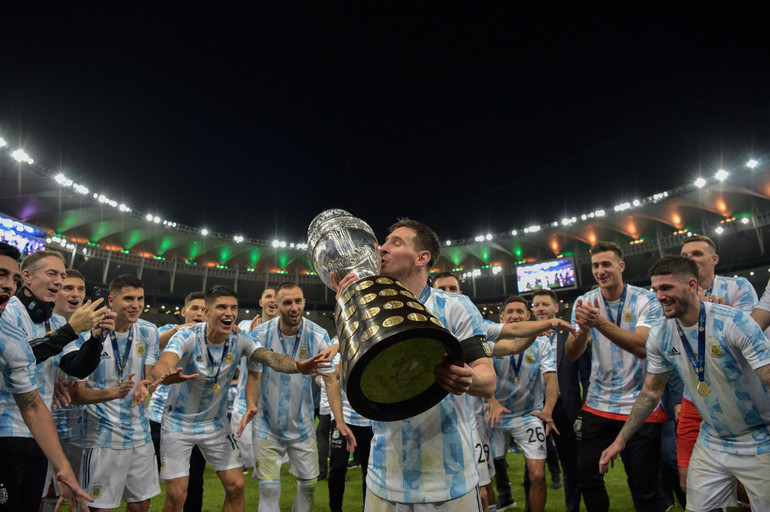 Chiến thắng này giúp Argentina san bằng thành tích nhiều lần vô địch Copa America nhất hiện đang nắm giữ bởi Uruguay với 15 lần bước lên ngôi vương, đồng thời kéo dài chuỗi trận bất bại của Argentina lên con số 20 dưới thời huấn luyện viên Lionel Scaloni. (Ảnh: Copa America) Cận cảnh Messi cùng Argentina vô địch Copa America 2021 -0