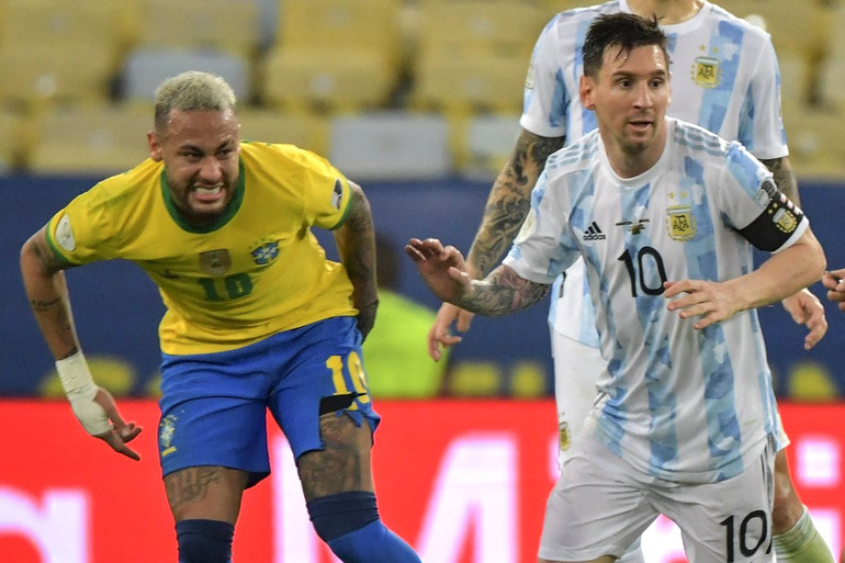 Tâm điểm của trận đấu là màn đối đầu giữa hai siêu sao Neymar và Messi ở hai bên chiến tuyến. Messi đang rất gần với mục tiêu giành danh hiệu lớn đầu tiên trong màu áo tuyển Argentina, trong khi Neymar cũng ấp ủ điều tương tự cùng Brazil. (Ảnh: Copa America) Cận cảnh Messi cùng Argentina vô địch Copa America 2021 -0