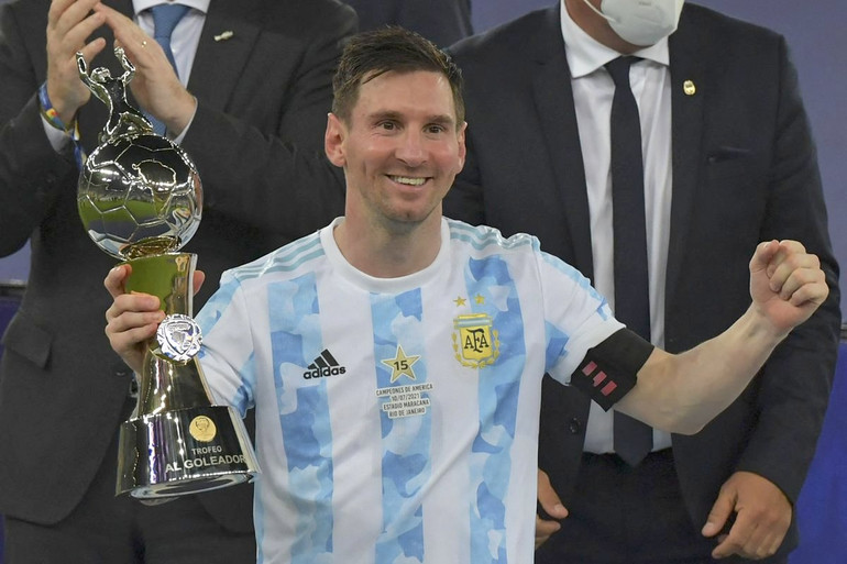 Ngoài ra, với bốn bàn thắng ghi được và năm pha kiến tạo cho đồng đội ghi bàn, Messi đoạt danh hiệu Vua phá lưới và cũng được bầu chọn là Cầu thủ xuất sắc nhất giải cùng với Neymar. (Ảnh: Copa America) Cận cảnh Messi cùng Argentina vô địch Copa America 2021 -0