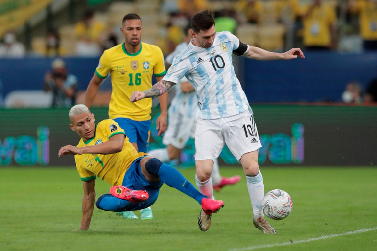 Như thường lệ, cả Neymar và Messi vẫn là tâm điểm nhận được sự “chăm sóc” đặc biệt từ các hậu vệ đối phương. (Ảnh: Copa America) Cận cảnh Messi cùng Argentina vô địch Copa America 2021 -0