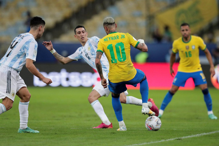 Có bàn dẫn trước, Argentina chủ động chơi lùi sâu phòng ngự, khiến Brazil gặp rất nhiều khó khăn trong việc tiếp cận cầu môn đối phương. (Ảnh: Copa America) Cận cảnh Messi cùng Argentina vô địch Copa America 2021 -0