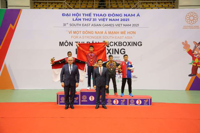 Ban Tổ chức trao Huy chương Vàng cho Huỳnh Văn Tuấn (Kickboxing Việt Nam) và các vận động viên khác. Việt Nam giành 5 Huy chương Vàng Kickboxing SEA Games 31 -0