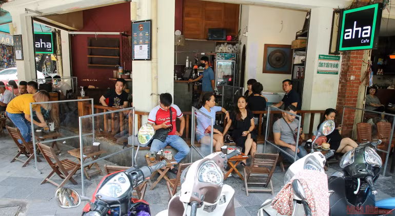 Hàng quán Hà Nội dựng vách ngăn phòng Covid-19 -0