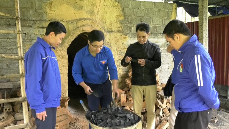 Thanh niên tìm hiểu mô hình sản xuất than hoạt tính ở xã Tân Phúc, huyện Lang Chánh Thanh Hóa trợ giúp thanh niên khởi nghiệp, lập nghiệp -0