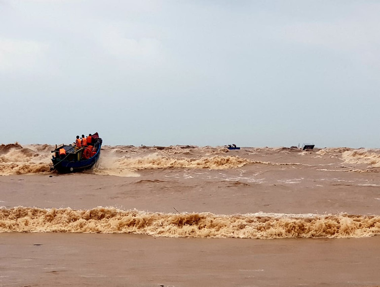 Tàu cứu hộ chuẩn bị tiếp cận tàu Vietship 01 quăng dây, đề nghị các thuyền viên trên tàu chú ý bắt dây. Sáng nay tiếp tục cứu tám thuyền viên trên tàu Vietship 01 -0
