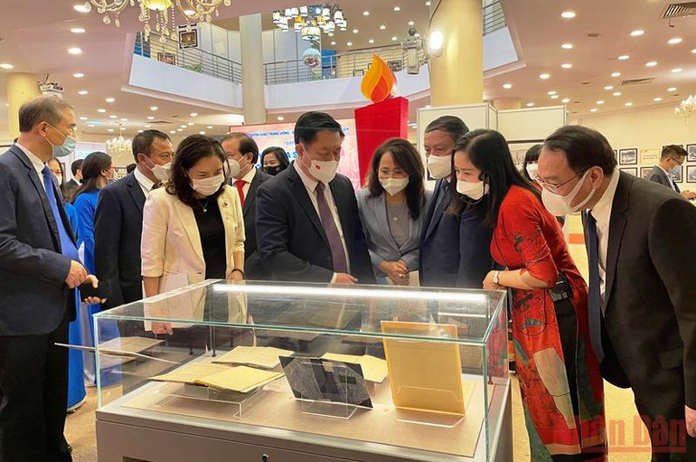 Khai mạc triển lãm “Văn hóa soi đường cho quốc dân đi” -0