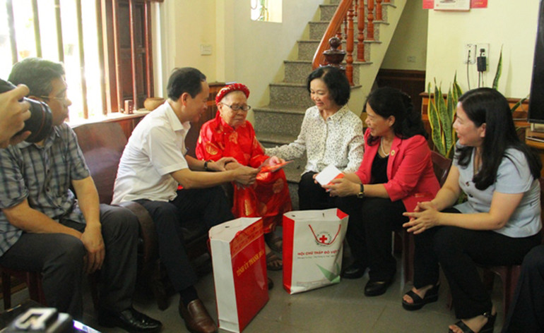 Trưởng Ban Dân vận Trung ương cùng lãnh đạo tỉnh Thanh Hóa, Hội Chữ thập đỏ Việt Nam thăm, tặng quà cho Bà mẹ Việt Nam Anh hùng ở huyện Hà Trung. Đồng chí Trương Thị Mai tri ân, thăm, tặng quà người có công ở Thanh Hóa -0