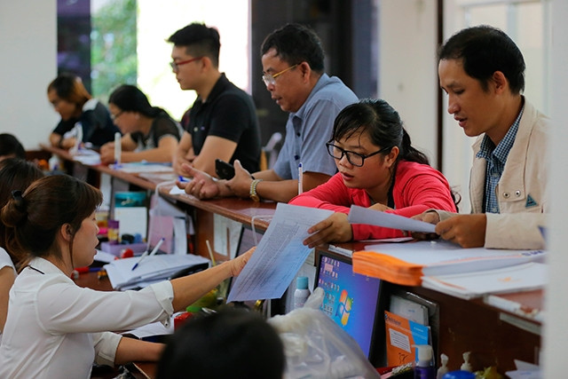 Người lao động tìm hiểu chính sách BHXH, Bảo hiểm thất nghiệp tại Cơ quan BHXH TP Hồ Chí Minh trước mùa dịch Covid-19 (Ảnh: Quý Hiền). Giao lưu trực tuyến “Phát huy hiệu quả chính sách bảo hiểm thất nghiệp” -0