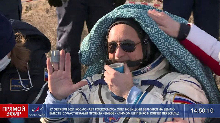 Thành viên phi hành đoàn của tàu vũ trụ Roscosmos Anton Shkaplerov nghỉ ngơi sau khi hạ cánh. Ảnh cắt từ video của Roscosmo. Trở về trên tàu vũ trụ Nga, phi hành gia Mỹ lập kỷ lục của NASA -0
