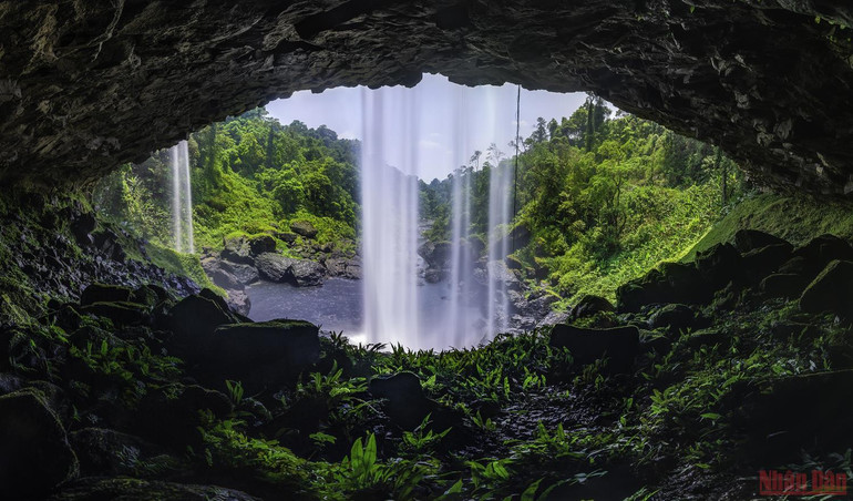 Vẻ đẹp kỳ vĩ thác Hang Én -0