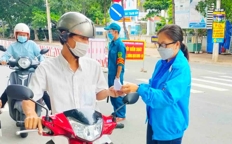 Tình nguyện viên trực chốt phòng, chống dịch Covid-19 ở Ninh Thuận -0
