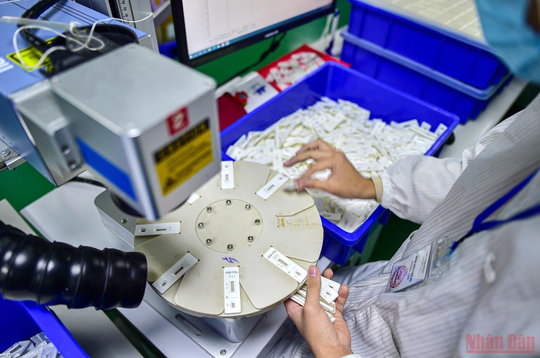 Cận cảnh quy trình sản xuất kit Test nhanh kháng nguyên SARS-CoV-2 “Made in Viet Nam” -0