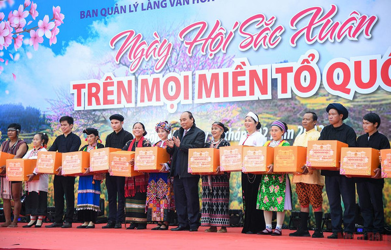 Chủ tịch nước Nguyễn Xuân Phúc dự Ngày hội “Sắc Xuân trên mọi miền Tổ quốc” năm 2022 -0