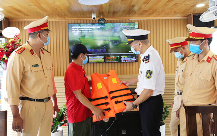 Lực lượng chức năng kiểm tra các trang thiết bị bảo đảm an toàn cho du khách trên tàu du lịch. An toàn cho du lịch đường thủy nội địa -0