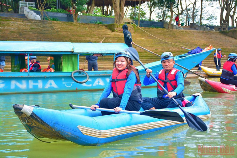 Cuối chiều, khách du lịch bắt đầu chèo Kayak để khám phá động Phong Nha về đêm. Khám phá chiều sâu bí ẩn động Phong Nha bằng kayak vào ban đêm -0