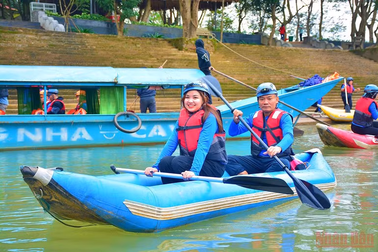 Khám phá chiều sâu bí ẩn động Phong Nha bằng kayak vào ban đêm -0