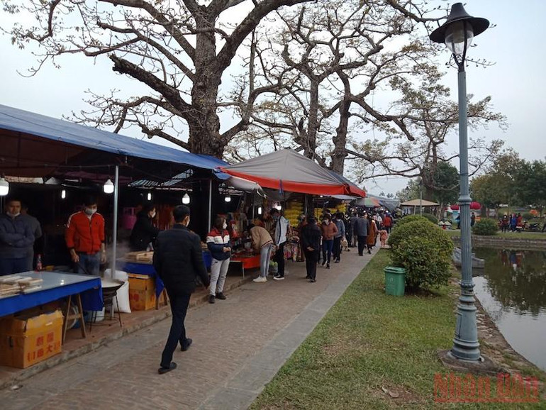 Khung cảnh tại di tích chùa Keo. Hàng nghìn du khách đổ về chùa Keo Thái Bình trong ngày đầu năm mới -0