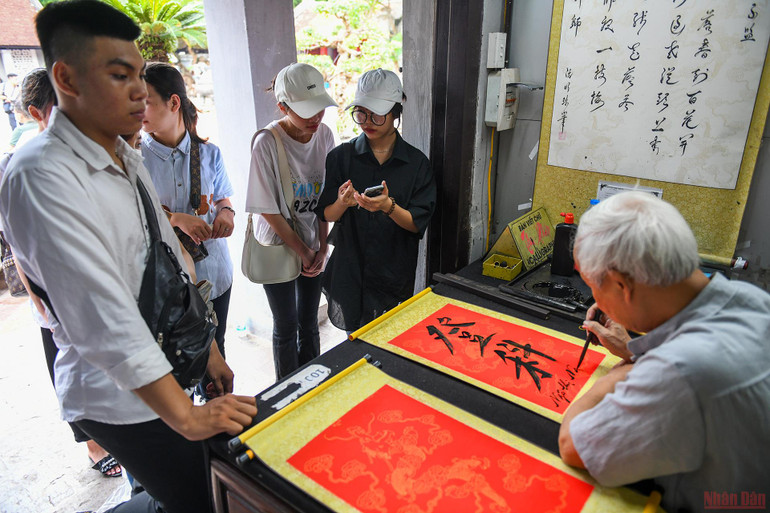 Sĩ tử đến Văn Miếu dâng lễ, cầu may trước kỳ thi tốt nghiệp THPT -0