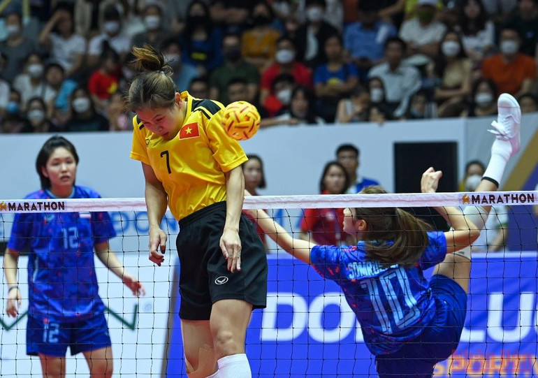 Người hâm mộ phấn khích với màn trình diễn của cầu mây nữ Việt Nam -0