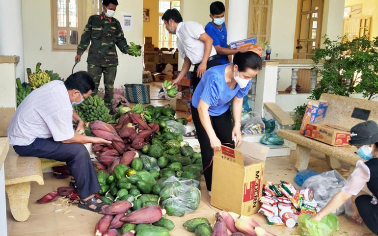Lực lượng tiếp nhận hàng tài trợ của các tổ chức, cá nhân tại huyện Bác Ái, chuẩn bị cho việc phân suất để trao cho các hộ đồng bào dân tộc Raglai tại các thôn, xã. ATM gạo và “Gian hàng 0 đồng” ở Ninh Thuận -0