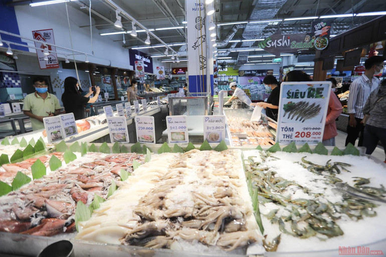 Hà Nội: Hàng hóa siêu thị dồi dào, chợ dân sinh không thiếu hàng tươi sống -0