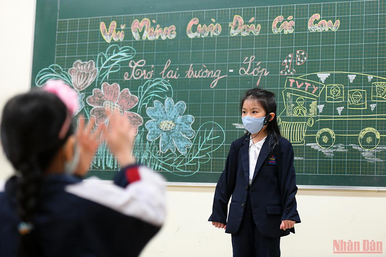 Buổi học đầu tiên của học sinh lớp 1 Trường tiểu học Trưng Vương là màn chào hỏi và hát siêu đáng yêu. (Ảnh: THÀNH ĐẠT) “Ngày đầu tiên” đến trường của học sinh lớp 1 tại Hà Nội -0