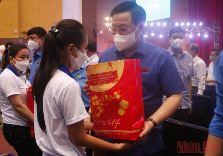 Chủ tịch Quốc hội Vương Đình Huệ trao tặng quà cho công nhân lao đông tại chương trình "Tết sum vầy" tại Bình Dương. Chủ tịch Quốc hội Vương Đình Huệ thăm, chúc Tết, làm việc tại Bình Dương -0