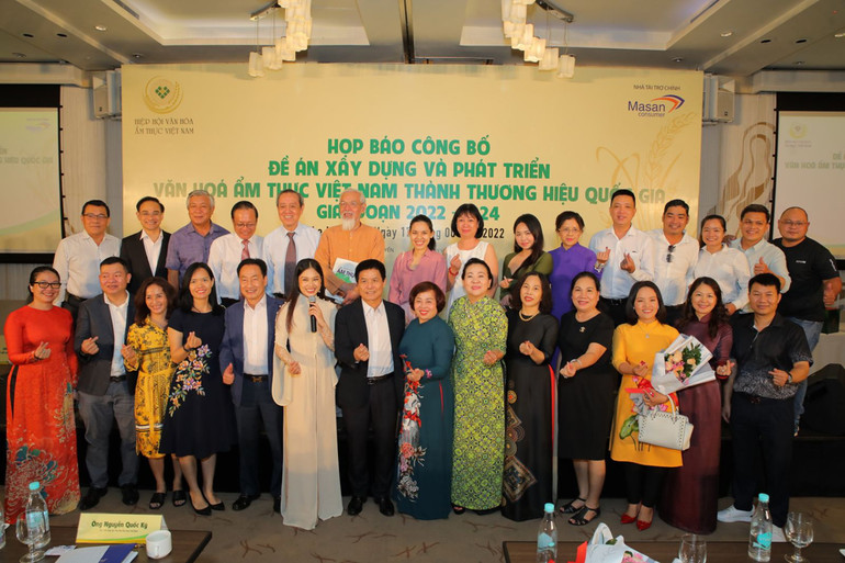 Các nghệ nhân, Ban Chấp hành và các khách mời tại buổi họp báo. Chung tay phát triển văn hóa ẩm thực Việt Nam -0