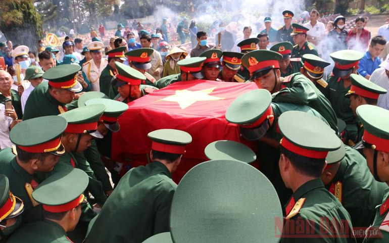 Truy điệu, an táng mộ tập thể các liệt sĩ mới phát hiện tại huyện Đắk Mil -0