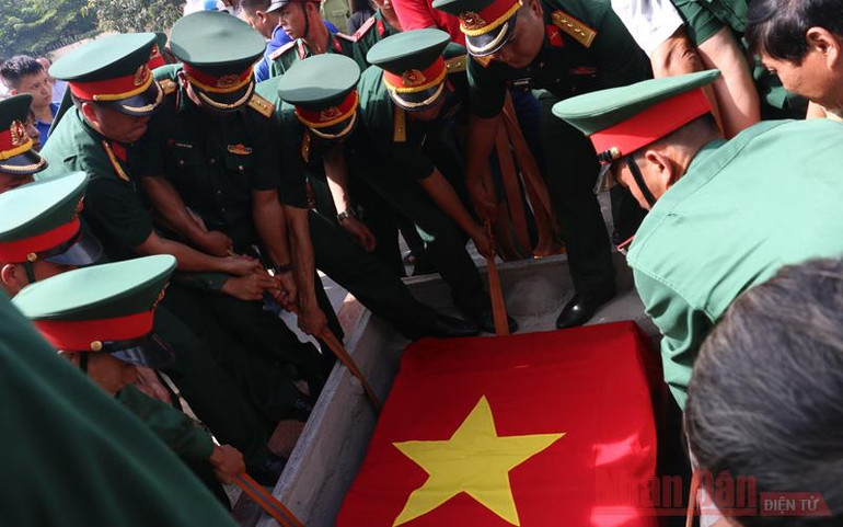 Truy điệu, an táng mộ tập thể các liệt sĩ mới phát hiện tại huyện Đắk Mil -0