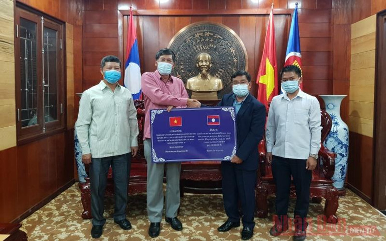 Tổng Lãnh sự Việt Nam tại Luang Prabang Nguyễn Đăng Hùng (trái) tiếp nhận hỗ trợ của tỉnh Bokeo, ngày 17-6. Tổng Lãnh sự quán Việt Nam tại Luang Prabang tiếp nhận hỗ trợ phòng, chống Covid-19 -0