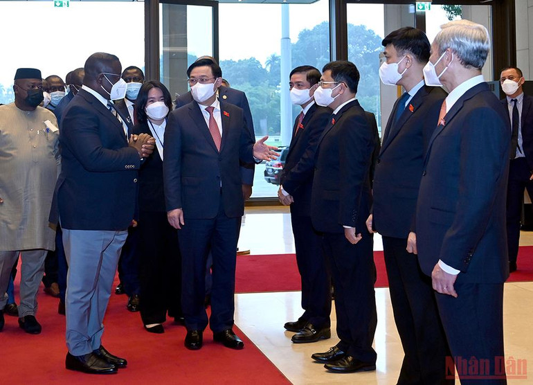 Chủ tịch Quốc hội Vương Đình Huệ tiếp Tổng thống nước Cộng hòa Sierra Leone -2