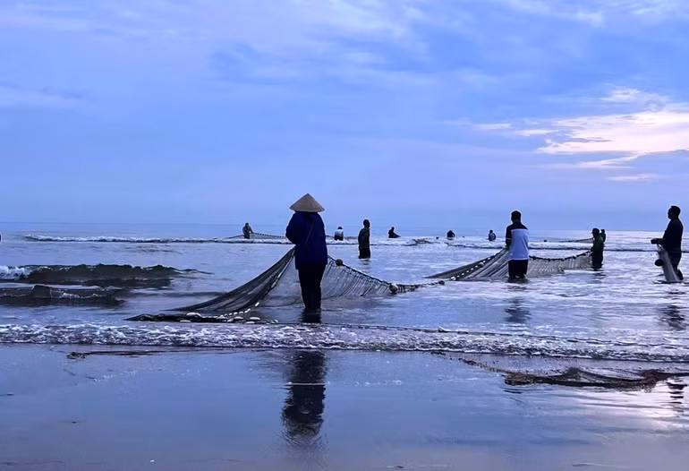 Ngư dân đi lùi “kéo” mặt trời lên -0