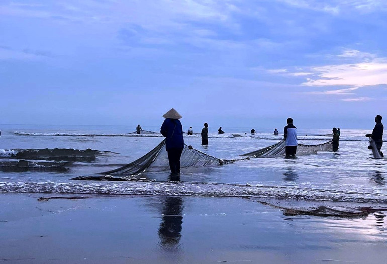 Ngư dân đi lùi “kéo” mặt trời lên -0