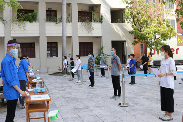 Hơn 5.000 thí sinh dự thi vào hai trường chuyên ngữ và chuyên tự nhiên -0